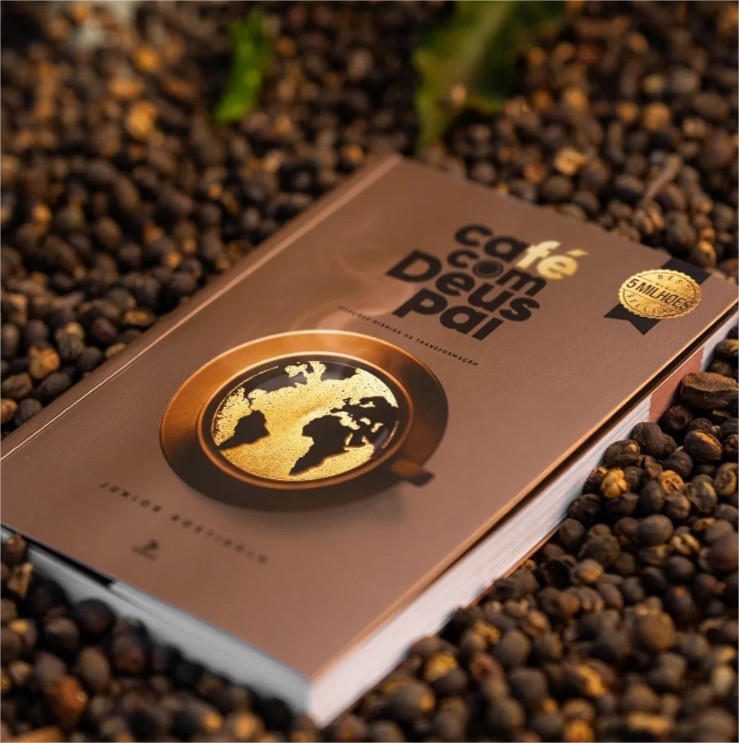 Capa de Café Com Deus Pai - Porções Diárias De Transformação De Junior Rostirola Editorial Velos Capa Mole Em Português 2025